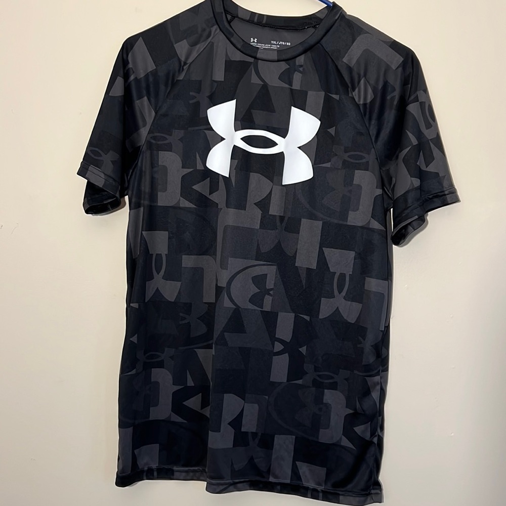 Under Armour tshirt - youth XL